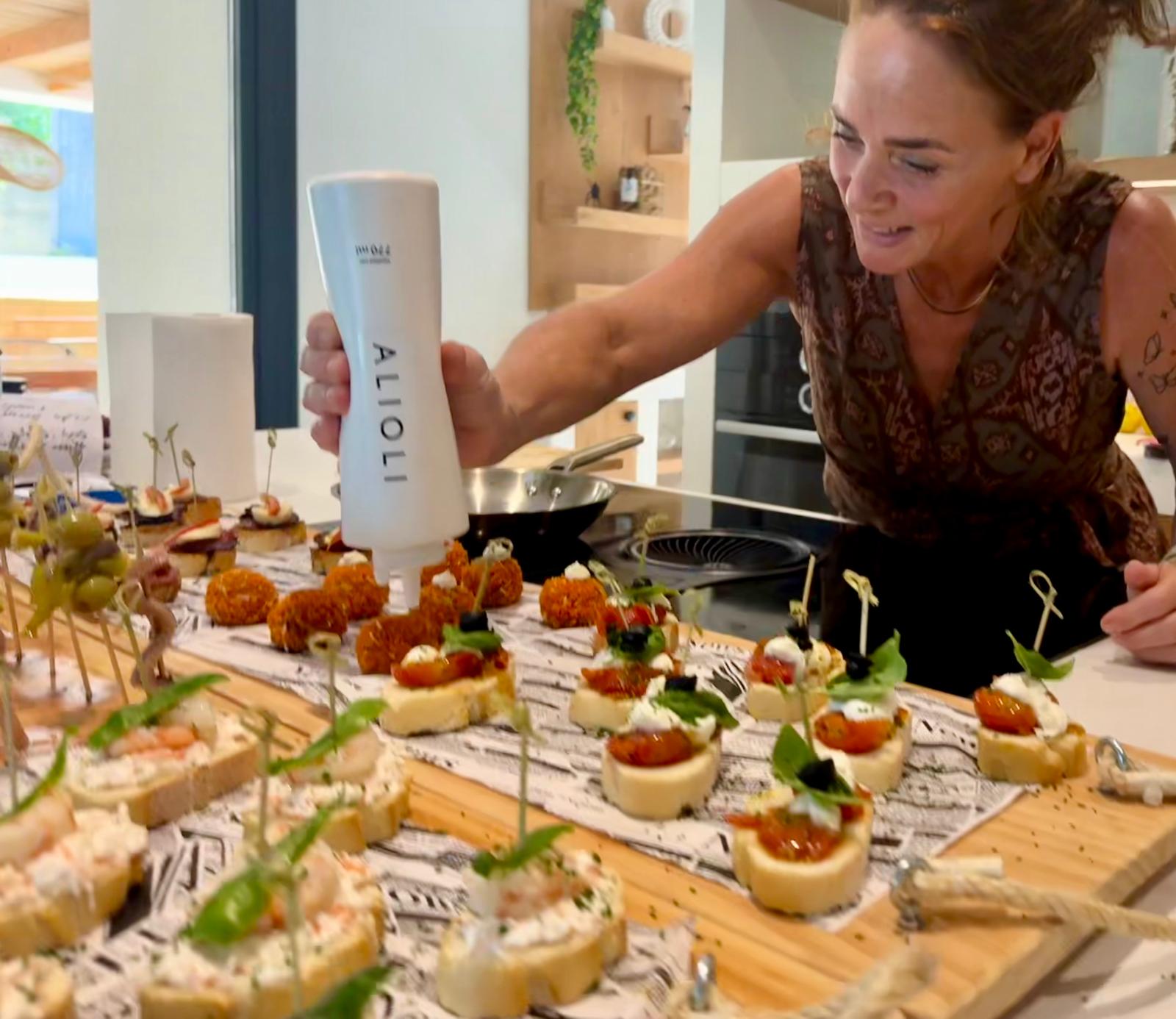 Myra bereidt met aandacht een tafel vol feestelijke hapjes