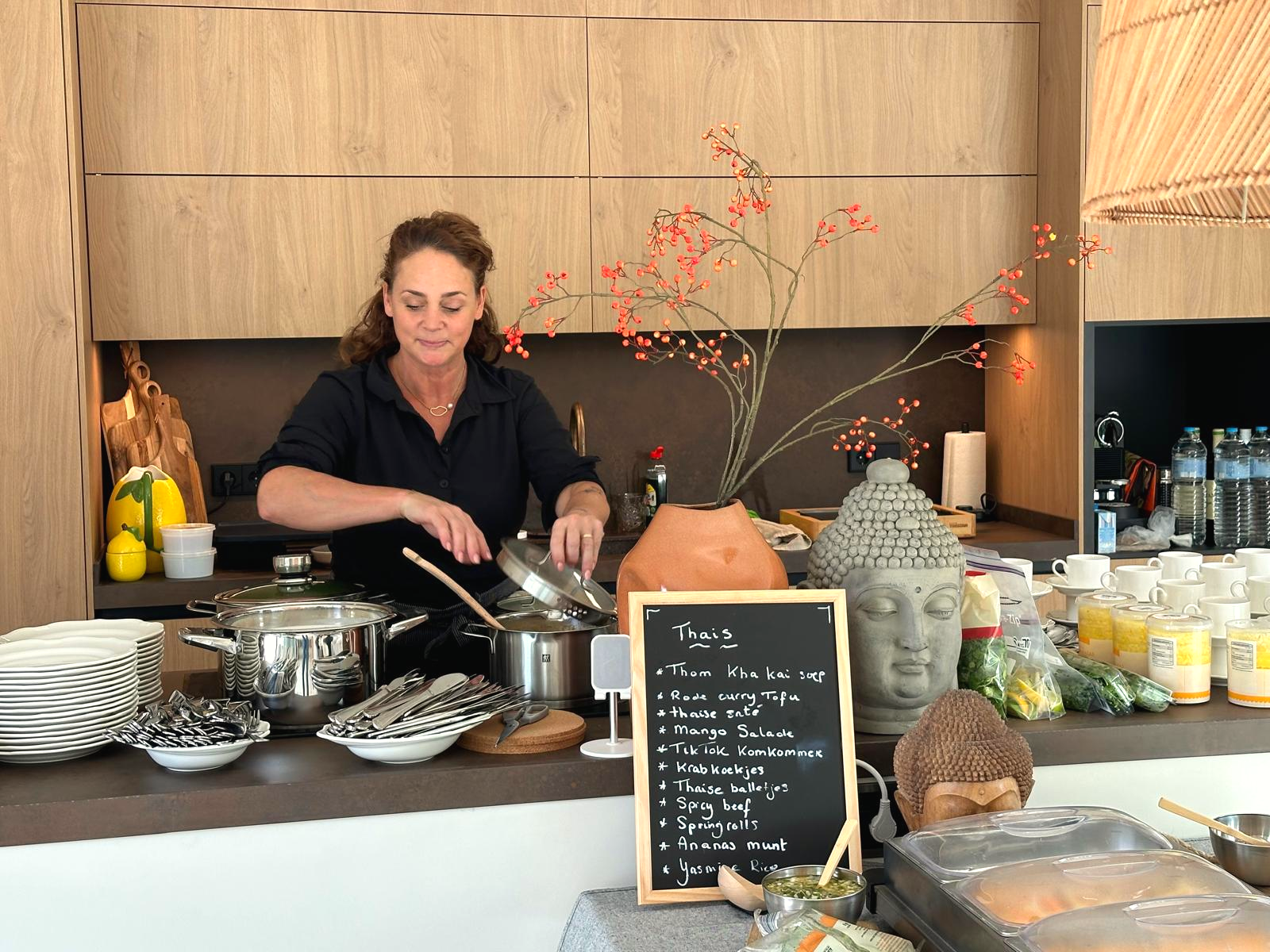 Moraira Catering bereidt verse gerechten in een stijlvolle keuken