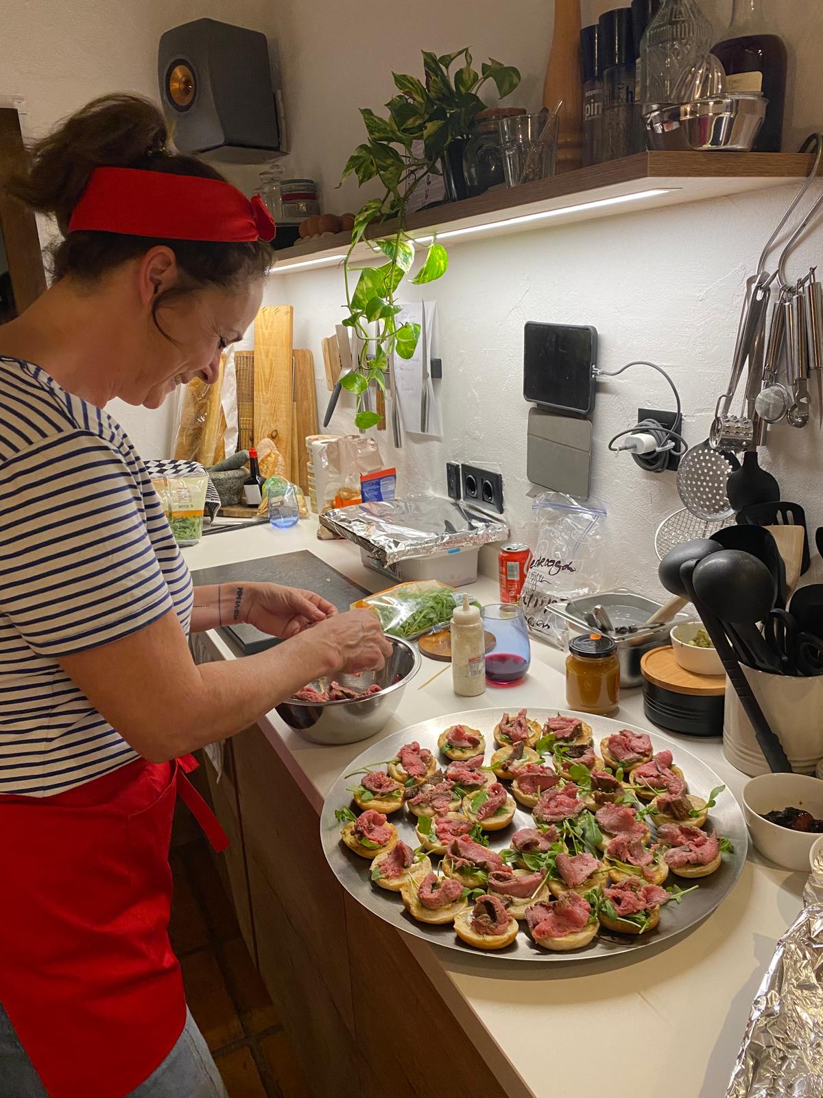 Myra bereidt een schaal met bourgondische hapjes